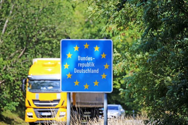 LKW quert die Grenze